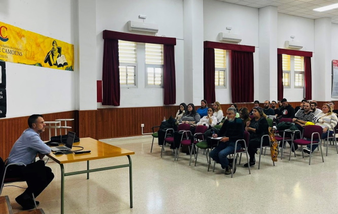 Aldo Fernández, DP de Ceuta, durante la charla