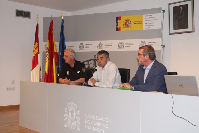 Un momento de la apertura del acto por el subdelegado del Gobierno, el Comisario Jefe de Albacete y el director provincial de MUFACE