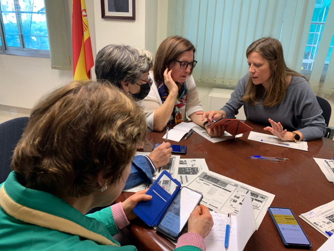La directora provincial de Lugo, Noemí Fraga, enseña el uso de la App móvil a mutualistas