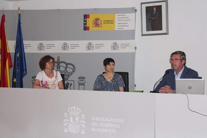 El director provincial, Javier Lorenzo, durante la charla, junto a la secretaria provincial, Silvia Ortiz (centro), y la jefa de Colectivo y Prestaciones, Teresa Rebollo