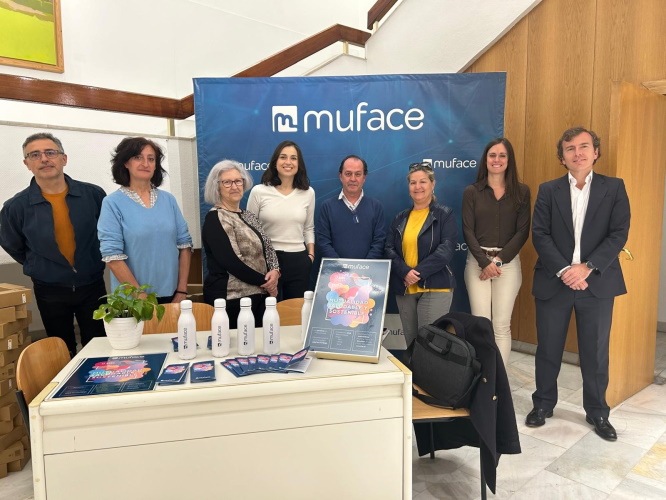 Presentación de la campaña de entrega de botellas de aluminio a los trabajadores de MUFACE