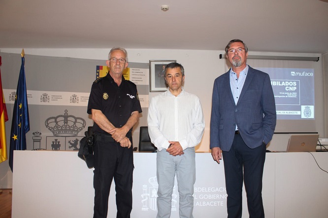 El subdelegado del Gobierno, Miguel Juan Espinosa, entre el Comisario Jefe de Albacete, Antonio Bueno, y el director provincial de MUFACE, Javier Lorenzo