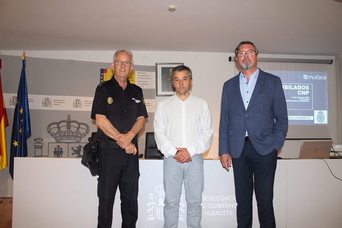 El subdelegado del Gobierno, Miguel Juan Espinosa, entre el Comisario Jefe de Albacete, Antonio Bueno, y el director provincial de MUFACE, Javier Lorenzo 