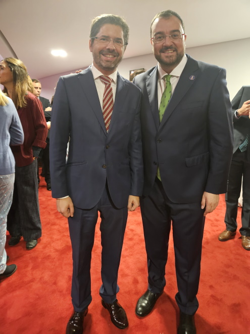 El director provincial de MUFACE en Asturias, Ángel Colmeiro, junto al presidente del Principado, Adrián Barbón