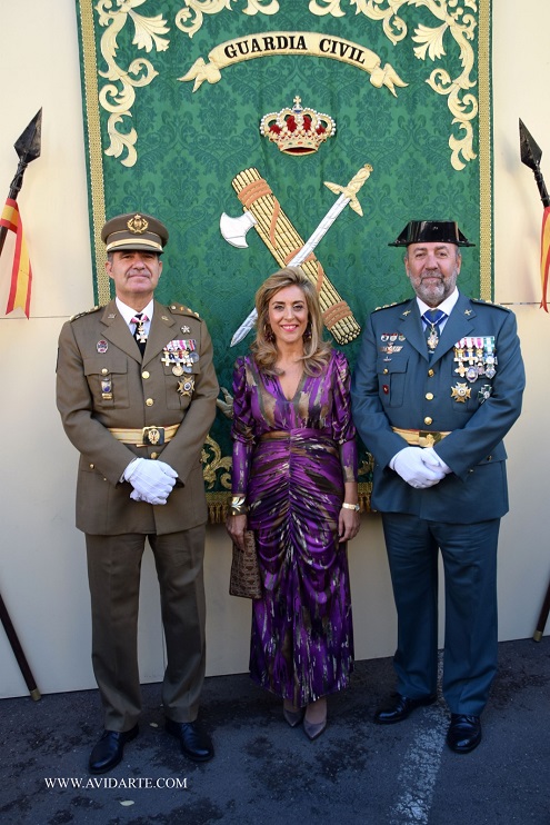 La directora provincial de Badajoz, con mandos de la  Guardia Civil de Extramadura