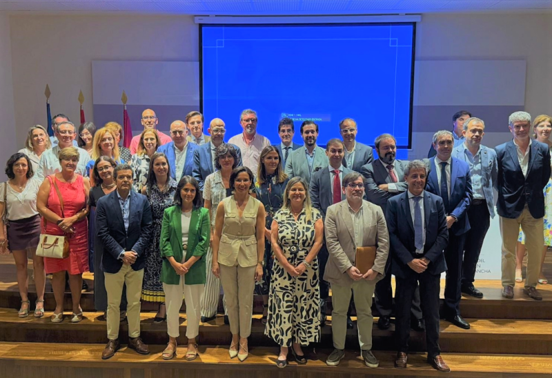Foto de familia de la reunión para la implantación de la receta electrónica concertada en Castilla-La Mancha