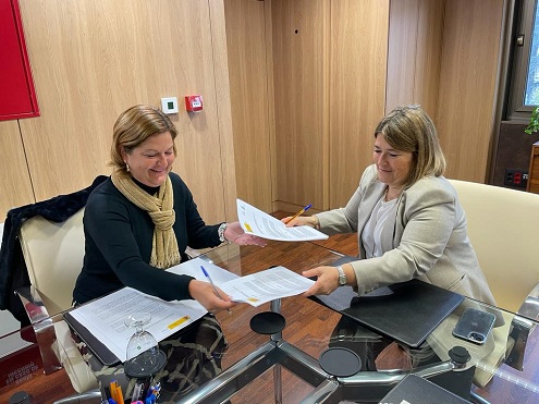 Myriam Pallarés y Carmen Armesto en la firma de la Encomienda