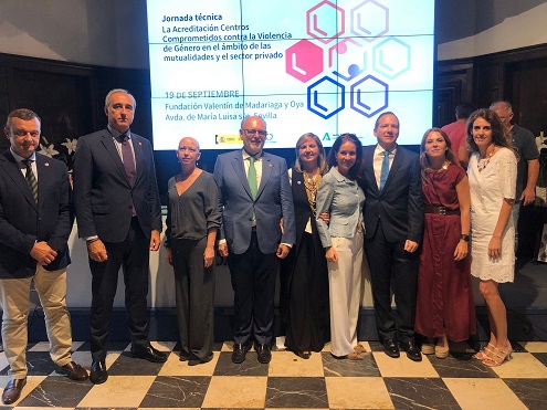 Foto de familia de los participantes en la jornada sobre Violencia de Género en el ámbito de las Mutualidades organizada por ACSA.