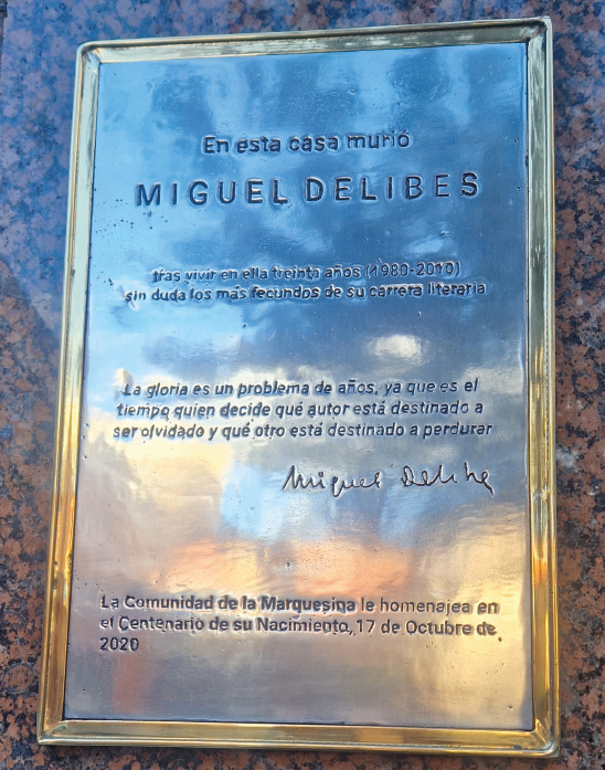 Placa conmemorativa de Miguel Delibes